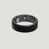 Must läikiva viimistlusega Nova Smart Ring Nova Pay on kujutatud valgel taustal. Siseküljel on näha elektroonilisi andureid ja komponente tervise ja fitnessi jälgimiseks.